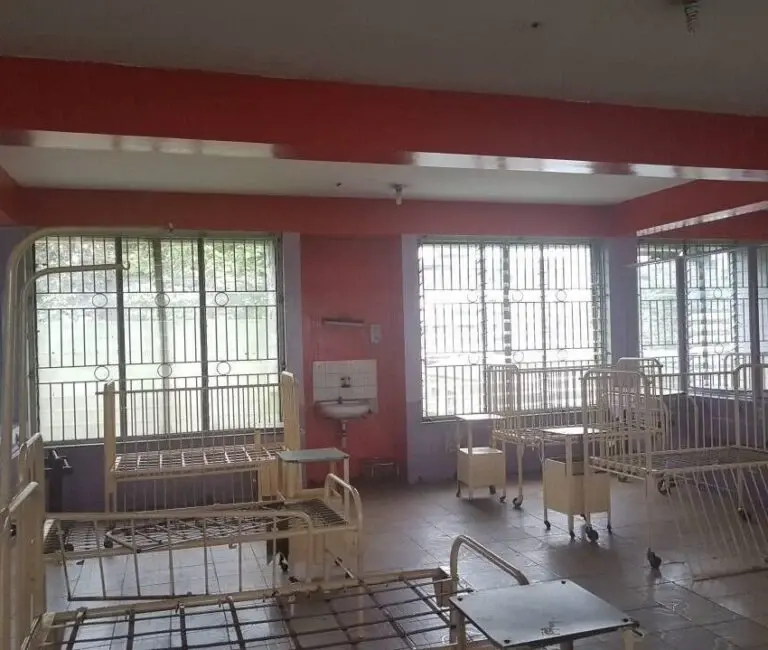 Hourera volunteers renovating a hospital together